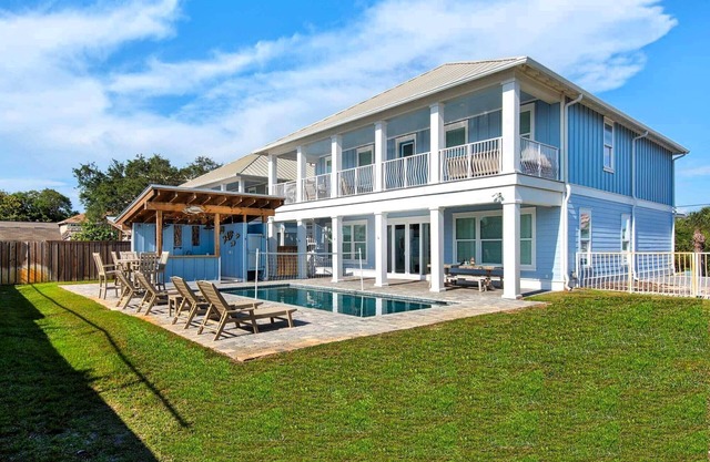 0.2 Mi to Beach, Private Pool, Upscale Home, Designer Kitchen