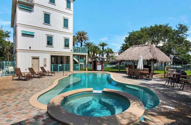 0.2 Mi to Beach, Tiki Bar, Huge Pool, Close to Silver Sands Shopping