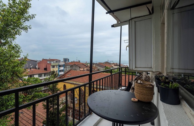 0031 - Kadikoy - central, cozy and view balcony