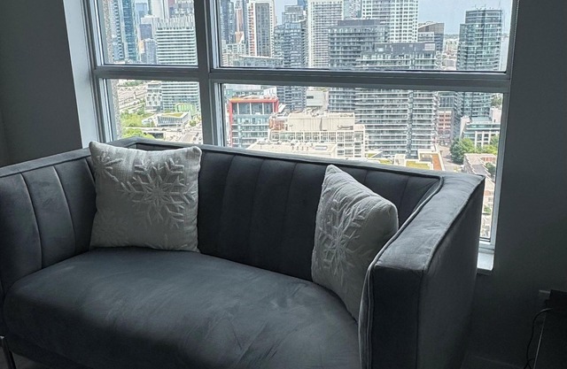1+1 BR in Fort York W/Free Parking CN Tower & Lakeview