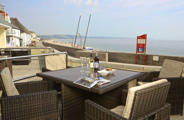 1 AT THE BEACH, pet friendly, with a garden in Torcross