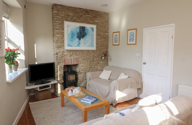 1 BAILEY'S COTTAGE, pet friendly in Stoke Fleming