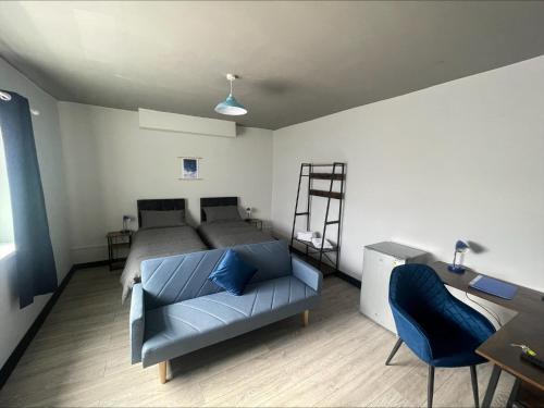 1 Bed Flat with King or Twin Beds, Sofa Bed, Work space, Dining and SMART TV with Free Wifi Throughout!