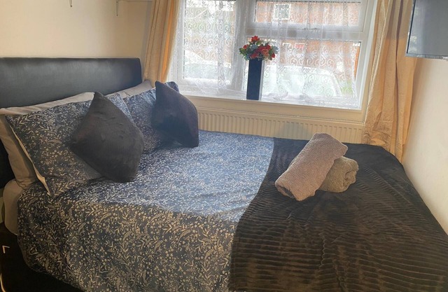 1 bed Studio - Sleeps 2 - Free Parking