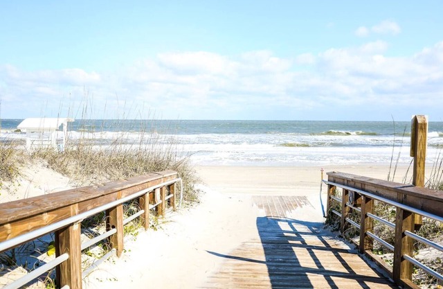 1 Block to Beach, Restaurants & More! Anchors Away