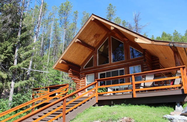 1 BR+ Loft, Log Cabin With Lakeview, Sleeps 4, 5 mins to Glacier