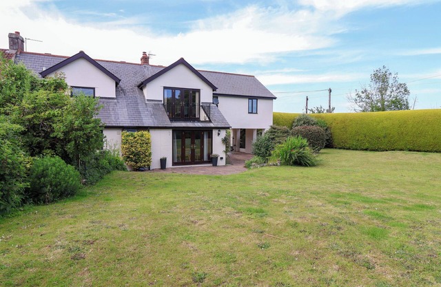 1 EASTDON COTTAGES, pet friendly, with open fire in Dawlish Warren