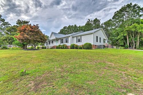 1 Mi to Cape Fear River Pet-Friendly Retreat