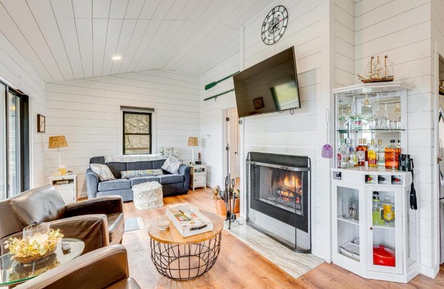 1 Mi to Marina Cabin with Views Near Atwood Lake!