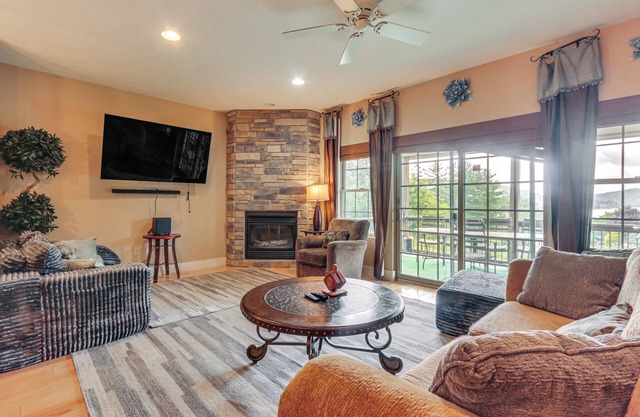 1 Mi to Wisp Resort: Hot Tub Haven in McHenry!