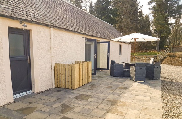 1 MIDDLETON COTTAGE, pet friendly, with open fire in Dunkeld