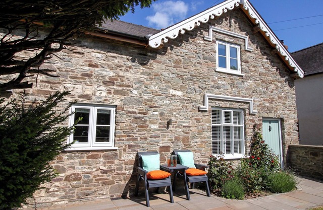 10 BRIDGE STREET, pet friendly, character holiday cottage in Clun