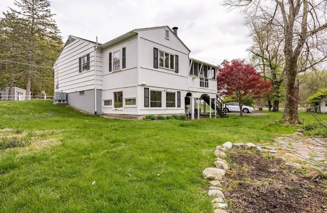 10 - Cozy 3B2Ba Home with huge backyard