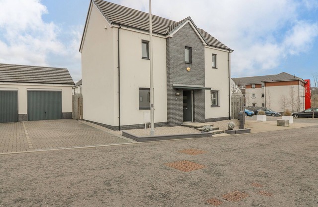 10 GOODHOPE GARDENS, pet friendly, with a garden in Aberdeen