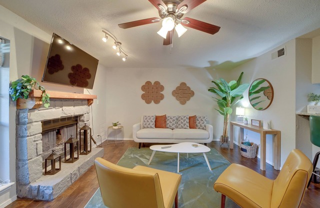 10 Mi to Dtwn Tulsa: Condo w/Pool Access!