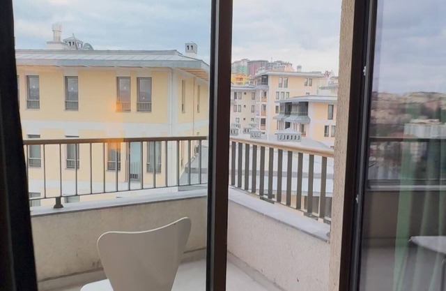 10 Mins to Takism - Central and New Modern Flat