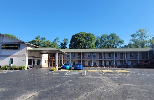 10 minutes from downtown St. LouisnConvenient location off I-64