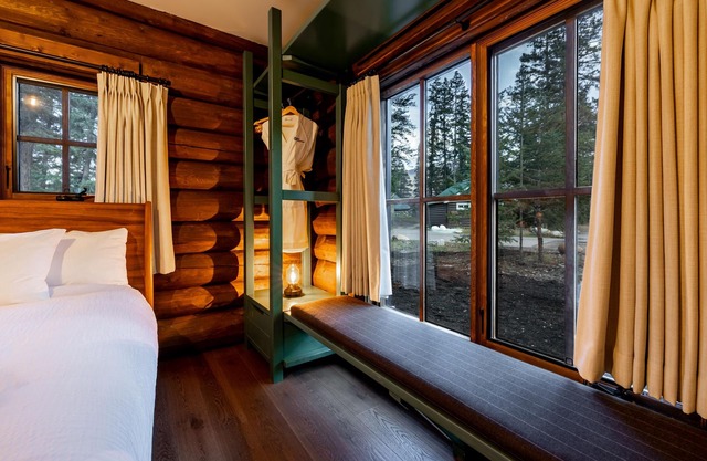 10-person Chalet 5 minutes from Jasper town