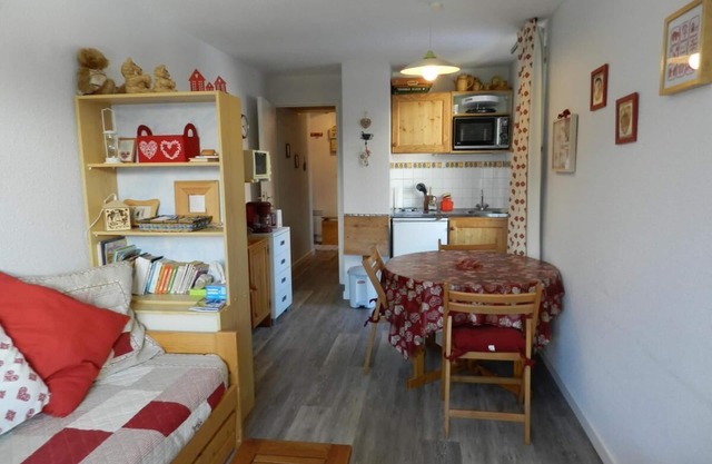 100m from resort center, view valley/ski slopes, parking, ski locker, 21m², Les 7 Laux