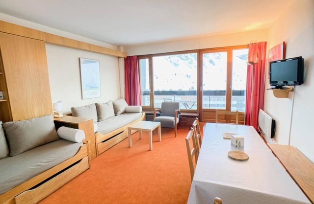 100m from resort center, 5th floor, balcony, tv, ski locker, 52m², Tignes