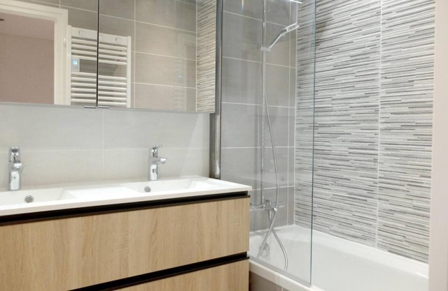 100m from resort center, 2nd floor, balcony, tv, ski locker, 52m², Tignes