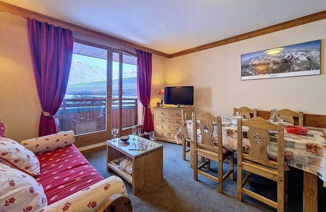100m from shops, 1st floor, balcony, tv, ski locker, 44m², Les Menuires