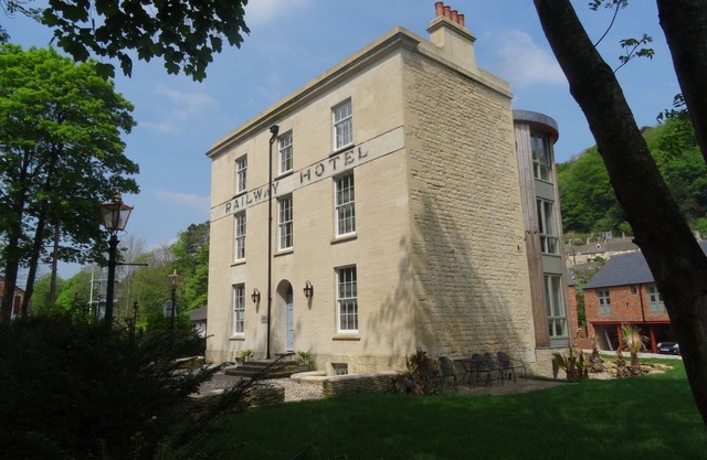 (104) Beautiful Apartment in Landmark Cotswold Grade II Listed Georgian House
