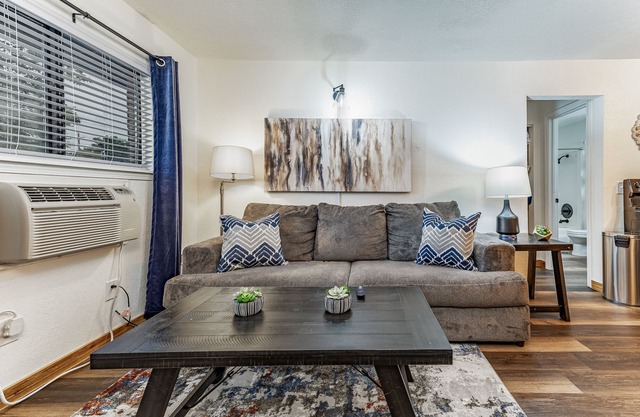 109.Near Wesley | Parking | 4k TV | Full Kitchen
