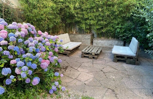 10mn walk from the lake, quiet one-bedroom apartment, ground floor with garden.