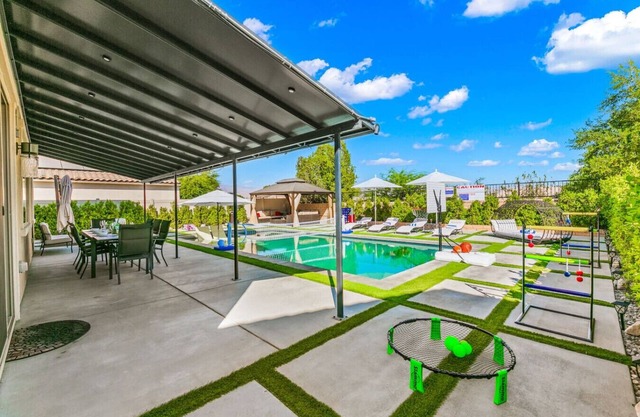 11 Beds,Pool table,Ping Pong,Volleyball+Basketball