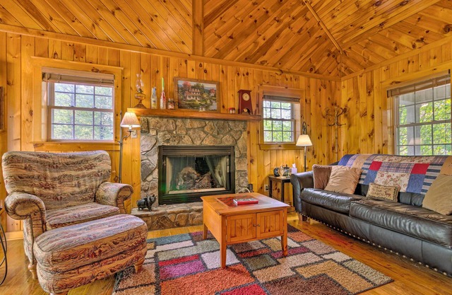 11 Mi to Boone: Secluded Pet-Friendly Cabin!