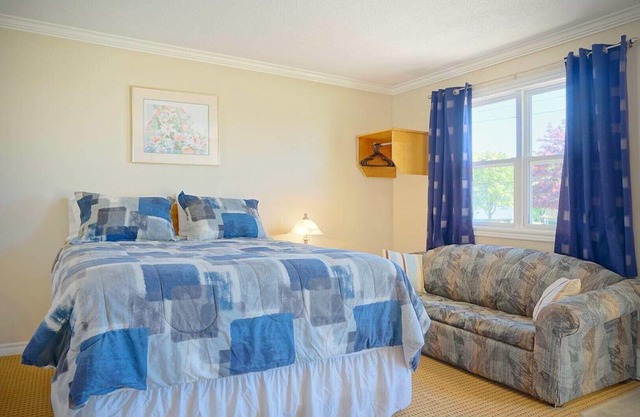 (11) Private Queen Suite at Green Acres Summerside