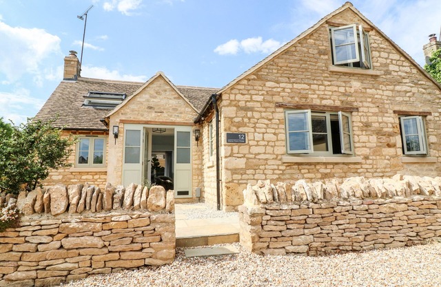 12 MANOR FARM CLOSE, family friendly, with open fire in Kingham