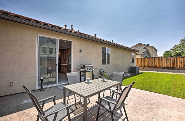 12 Mi to Riverwalk District: Quiet Reno Retreat