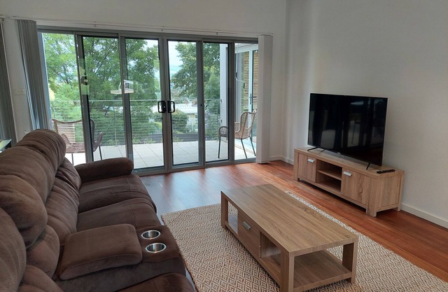 "123 Fitzroy" 4 B/room townhouse overlooking East!