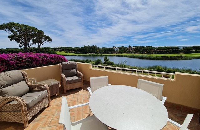 15%discount July dates! 2 bed apartment with lake views Sao Lourenço Quinta Lago