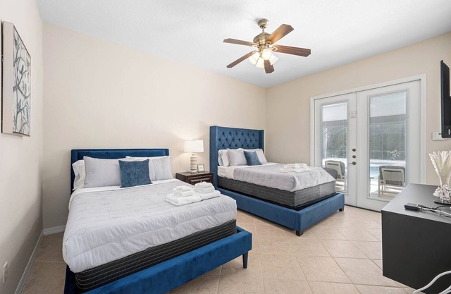 15 mins from Disney! Waterfront Home with Heated Pool and Game Room.