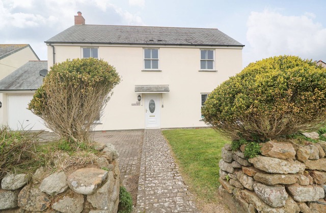 15 TOWER MEADOWS, pet friendly, with a garden in St Buryan