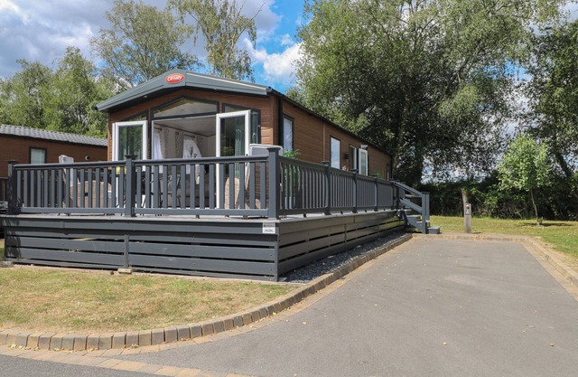 18 DEER GLADE, family friendly, with open fire in Landford