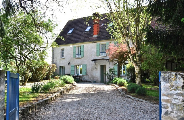 18th Century property 1h from Paris