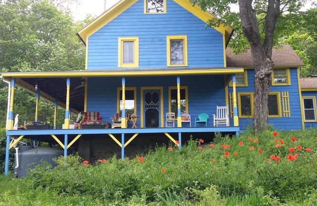 1910 Whimsical 6 bedroom, 2 bath, great porch, fireplace, spacious , near skiing