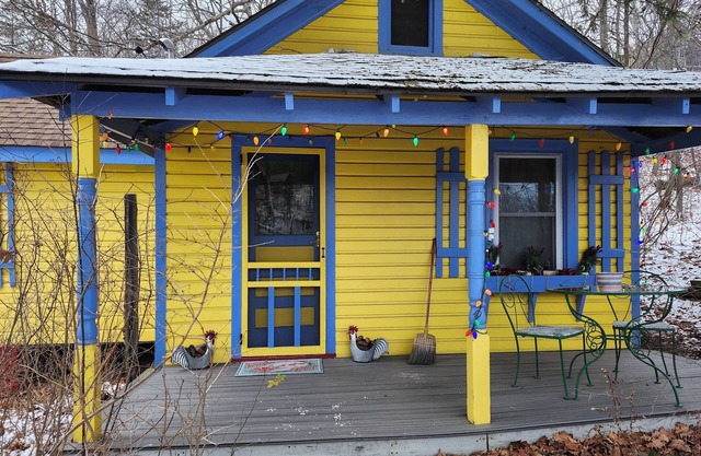 1930's 1 bedroom cottage updatedn with charm, pet friendly, near hiking trails