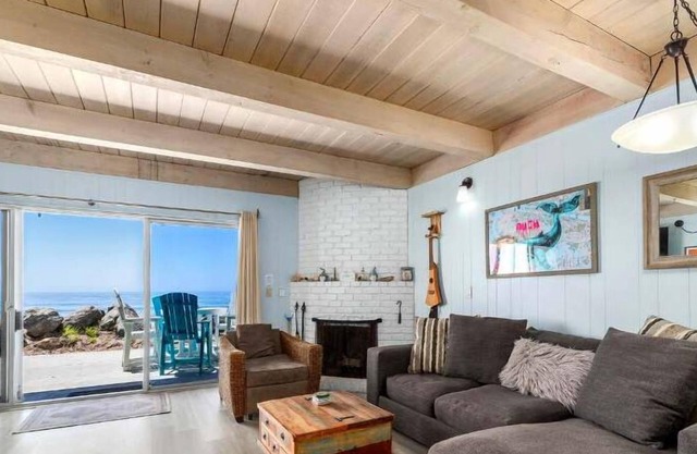 1950's Beachfront Home - Stunning Views!