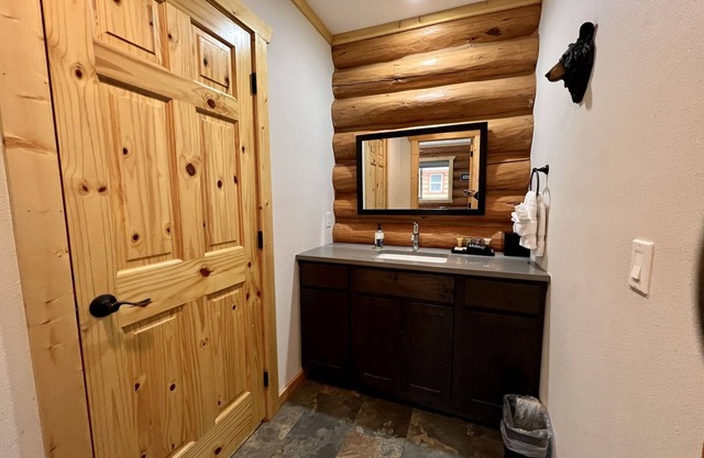 1BD, 1BA Full Kitchen, WiFi, TV, Sleeps 4