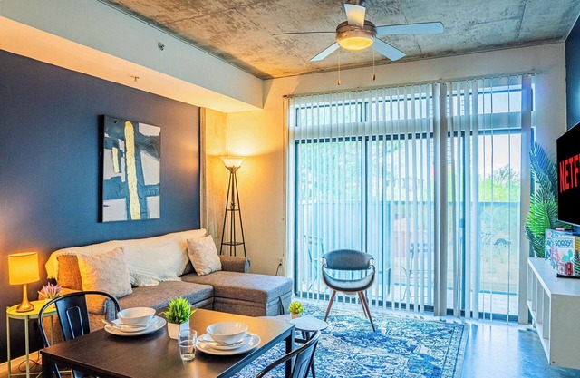 1BD Apartment in CDT with Gym Pool Parking