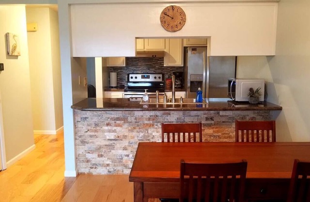 1bed/1bath King! Pool & Hot Tub! Kitchen! Gated Community!
