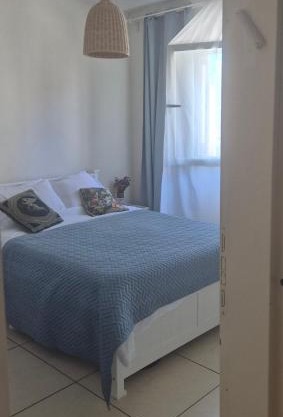 1BR Apartment with Mamad Bedroom and Parking, 250 m to the Sea and Flea Market