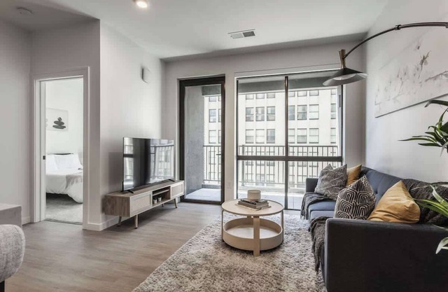 1BR LUX DT Oasis - Free Parking/Gym/Rooftop Pool