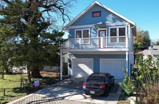 2/1 Inner Loop Home near Rail & Downtown