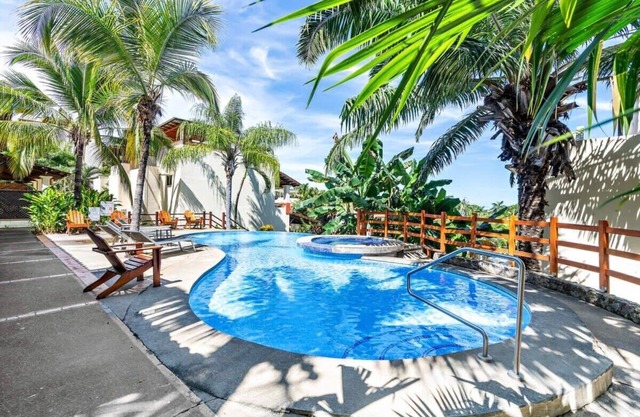 2-BD Beauty with Pool, Walk to Beach